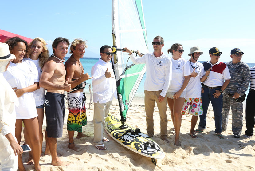 Bupati Banuwangi (tengah) dengan para kitesurfer asing