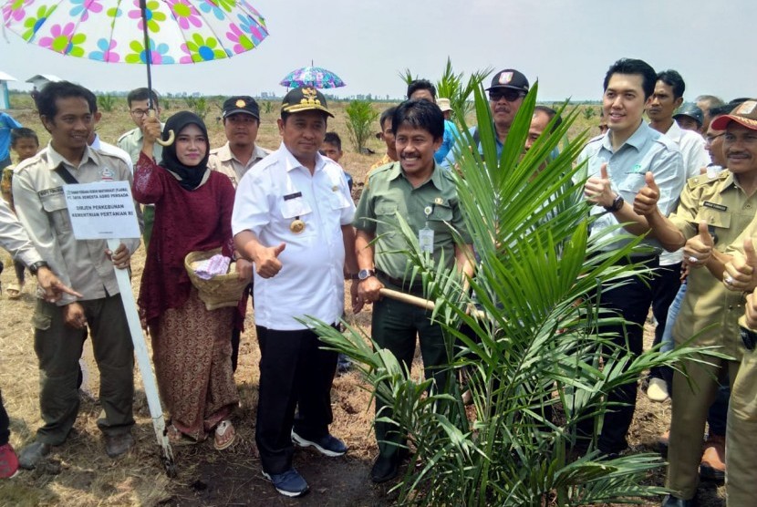 Bupati Banyuasin Askolani (ketiga dari kiri) dan Dirjen Perkebunan Bambang (keempat dari kiri) saat acara  Tanam Perdana Kebun Masyarakat (Plasma) Kelapa Sawit di Desa Air Kumbang Bakti, Kecamatan Air Kumbang, Kabupaten Banyuasin, Sumatra Selatan, Senin (15/10). 