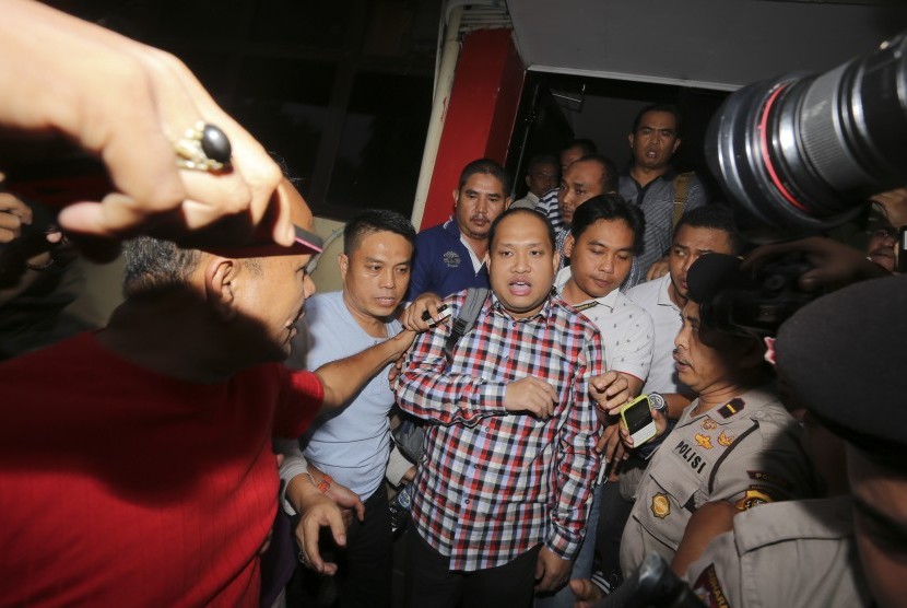 Bupati Banyuasin Yan Anton Ferdian (tengah) digiring petugas kepolisian saat keluar dari gedung Subarkah Direktorat Kriminal Khusus Polda Sumsel, Palembang, Sumatra Selatan, Minggu (4/9). 