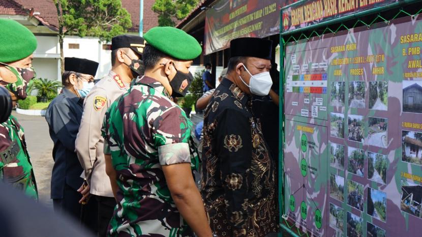 Bupati Banyumas Achmad Husein dan Komandan Kodim 071 Letnan Kolonel Inf Iwan Dwi Prihartono dalam Rangkaian kegiatan TNI Manunggal Membangun Desa (TMMD) Sengkuyung.
