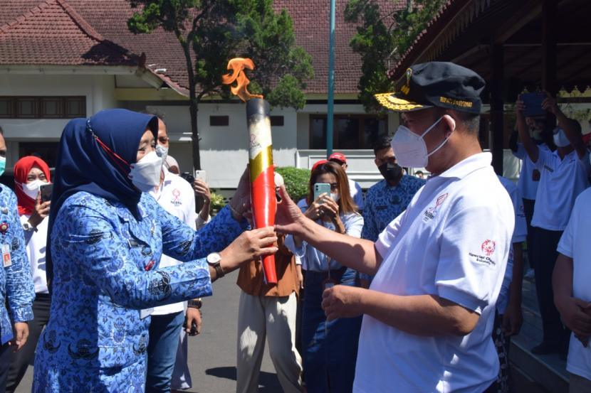 Bupati Banyumas Achmad Husein meluncurkan sistem Digitalisasi Kolaborasi dan Terintegrasi (Gilasirosi) untuk mempromosikan produk-produk UMKM Selasa (17/5) di Hotel Meotel Purwokerto. Sistem ini dirancang oleh Dinas Tenaga Kerja Koperasi dan Usaha Kecil Menengah (Dinnakerkop UKM) Kabupaten Banyumas.