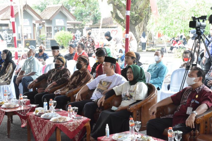 Bupati Banyumas Achmad Husein mengunjungi pertunjukan wayang yang digelar Dinas Pemuda Olahraga Kebudayaan dan Pariwisata (Dinporabudbar) Banyumas dalam rangka menyemarakkan Hari Kemerdekaan Republik Indonesia ke-77, Kamis (11/8/2022). 