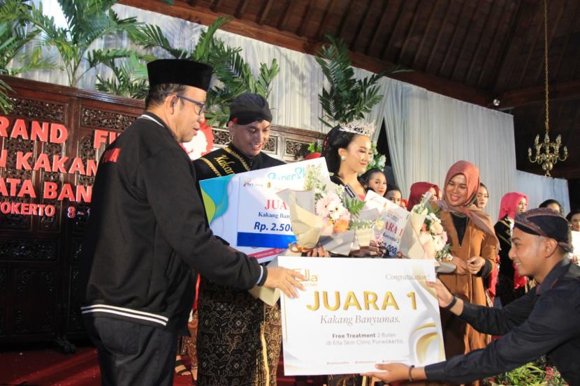 Bupati Banyumas Achmad Husein menyerahkan hadiah kepada mahasiswa UMP yang terpilih menjadi Kakang Banyumas. 