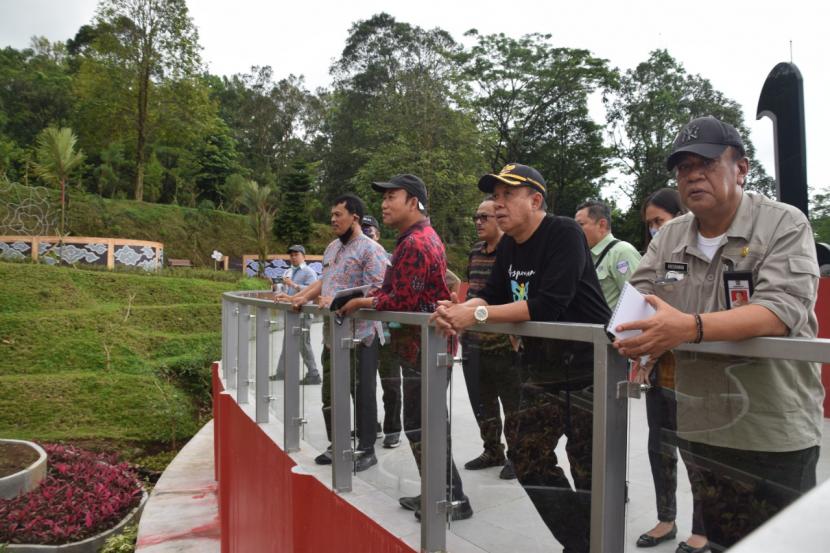 Bupati Banyumas Achmad Husein saat meninjau pembangunan Taman Botani Baturraden, Kamis (1/12/22).
