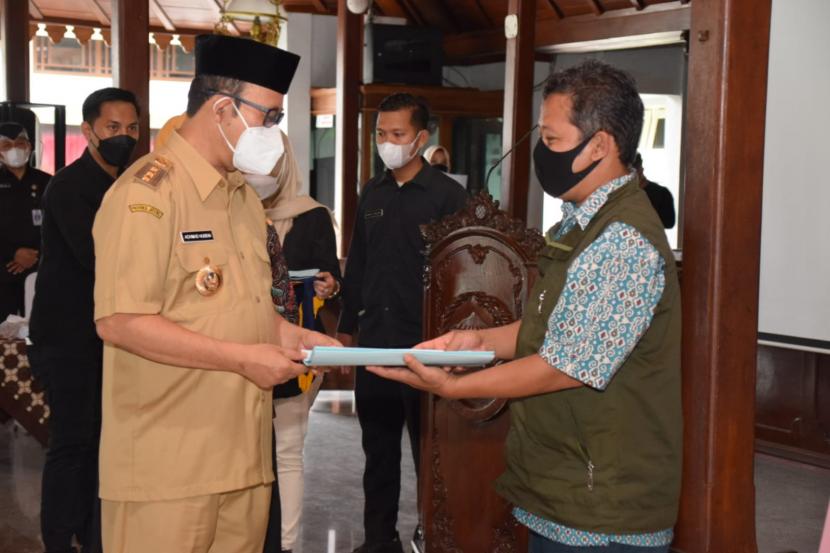 Bupati Banyumas Achmad Husein secara simbolik menyerahkan bantuan dana bergulir kepada pelaku UMKM di kompleks kantor bupati, Kamis (16/12). 