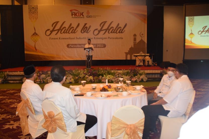 Bupati Banyumas dalam Halal Bihalal Forum Komunikasi Industri Jasa Keuangan (FKIJK) Purwokerto.