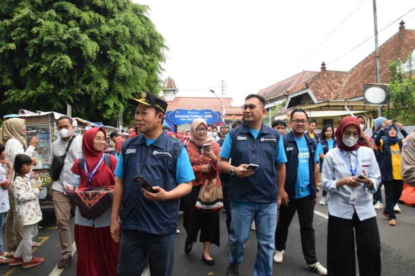 Bupati Banyumas Ir Achmad Husein dan Kepala Perwakilan BI Purwokerto Rony Hartawan meluncurkan Pekan QRIS di Kawasan Kuliner Alun-alun Purwokerto pada Sabtu (28/1/2023).