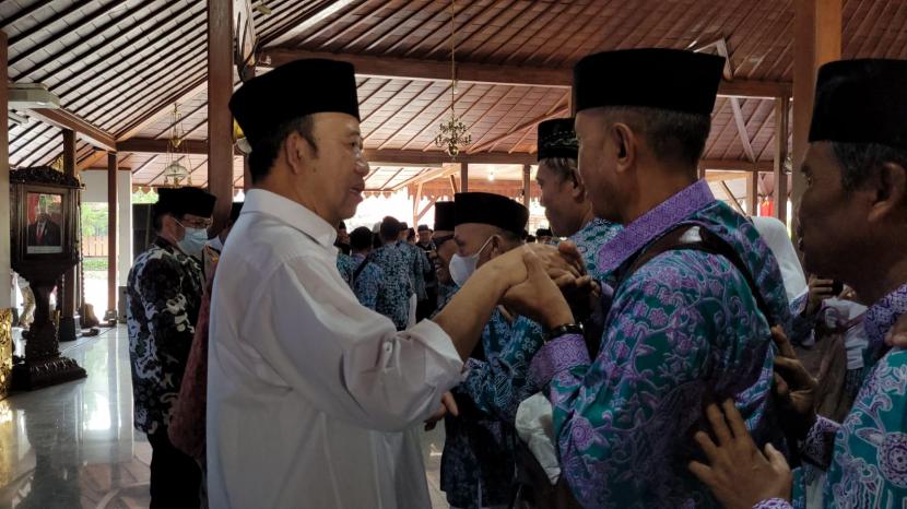 Bupati Banyumas Ir Achmad Husein melepas secara resmi 1204 jamaah calon haji asal Banyumas pada Sabtu (3/6/2023) pagi di Pendopo Si Panji, Purwokerto, Jawa Tengah.