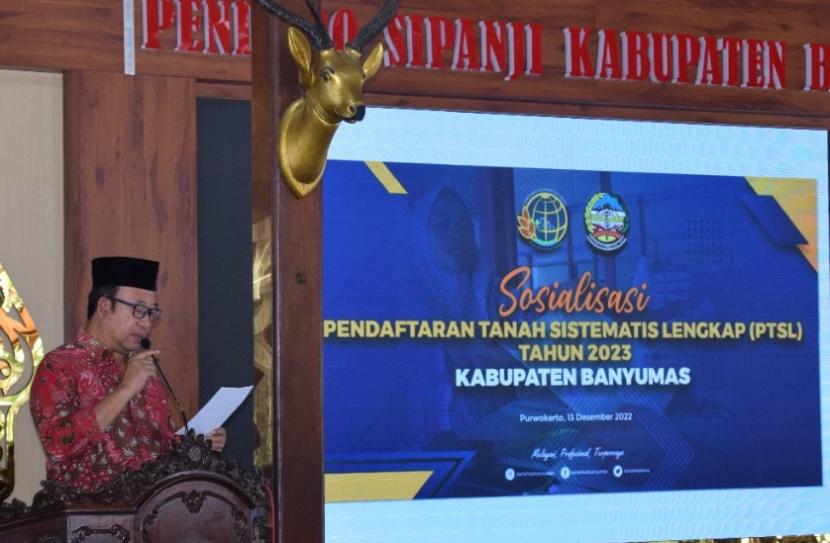 Bupati Banyumas Ir Achmad Husein membuka sosialisasi Program Pendaftaran Tanah Sistematis Lengkap (PTSL) yang merupakan program sertifikasi tanah gratis dari pemerintahvdi Pendopo SiPanji pada Selasa (13/12/22). 