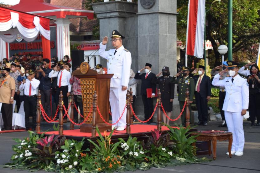 Bupati Banyumas Ir Achmad Husein menjadi Inspektur Upacara Bendera memperingati Hari Kemerdekaan Republik Indonesia yang ke-77 Tingkat Kabupaten Banyumas, Rabu (17/8/22) di Alun-alun Purwokerto.  