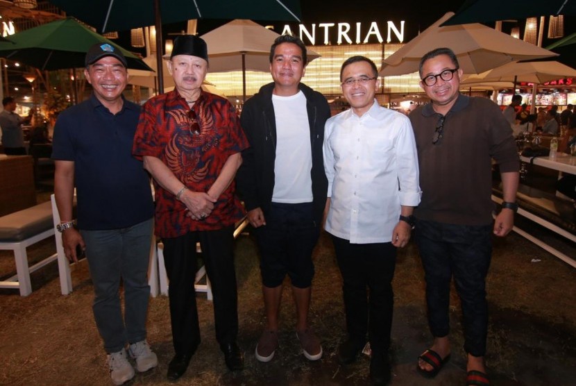 Bupati Banyuwangi Abdullah Azwar Anas bertemu Ketua Sanur Village Festival IB Gede Sidharta Putra atau Gusde, serta Produser Sanfest Indra Lesmana. 