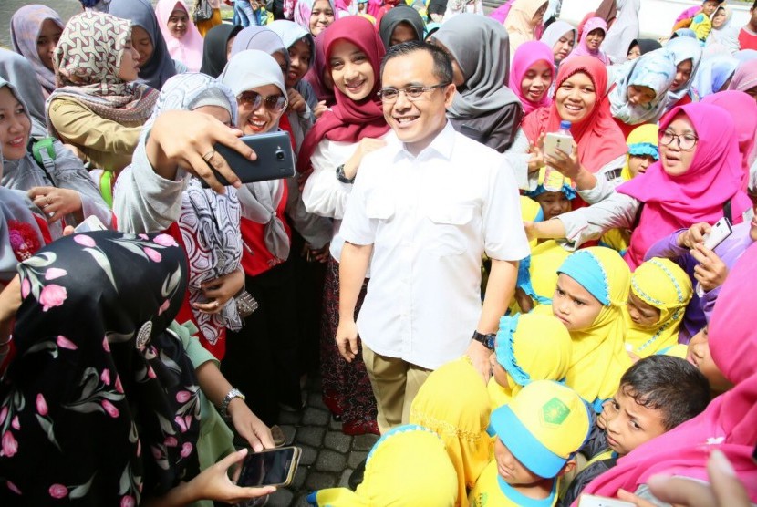 Bupati Banyuwangi, Abdullah Azwar Anas, berfoto bersama warga Banyuwangi.