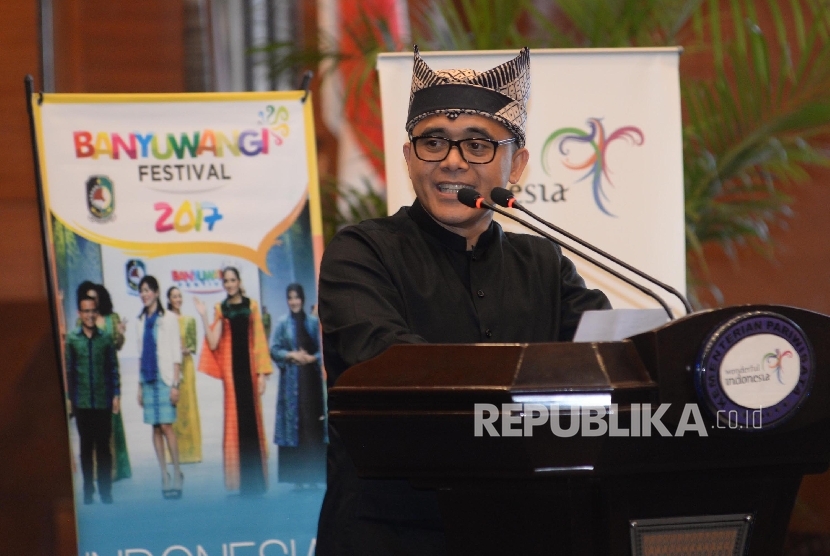 Bupati banyuwangi Abdullah Azwar Anas berpidato saat peluncuran Banyuwangi Festival 2017 di Balairung Soesilo Soedarman, Gedung Sapta Pesona, Kemenpar, Jakarta, Jumat (3/2).