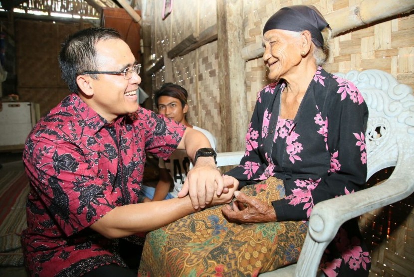 Bupati Banyuwangi Abdullah Azwar Anas bertemu seorang nenek saat mengecek program layanan 