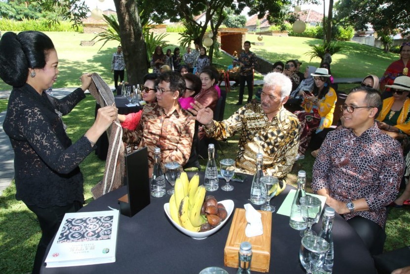 Bupati Banyuwangi, Abdullah Azwar Anas (kanan) melihat salah satu batik milik Pecinta Batik Indonesia Sekar Jagad Yogyakarta di  Pendopo Shaba Swagata Blambangan, Jumat (30/8).