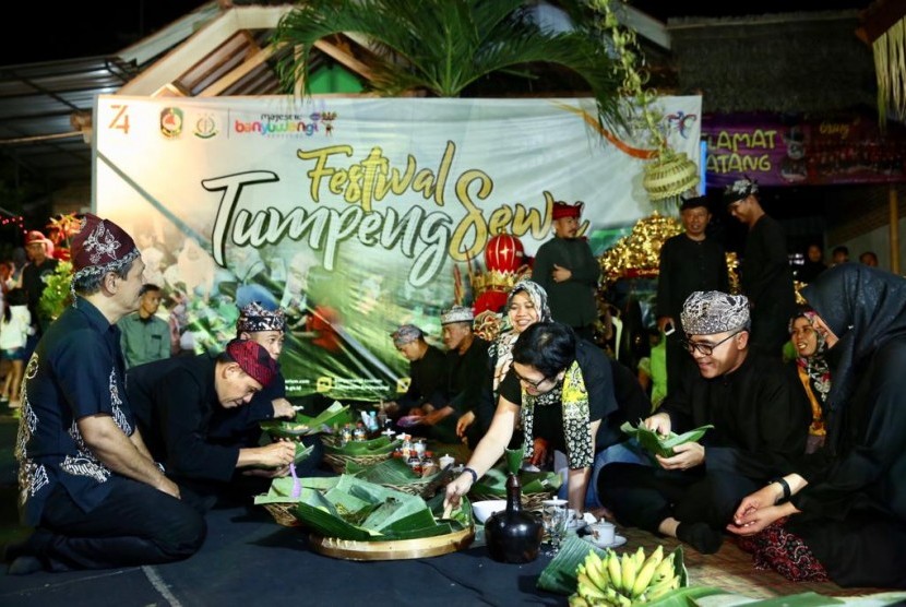 Bupati Banyuwangi, Abdullah Azwar Anas (kedua dari kanan) menghadiri Festival Tumpeng Sewu yang digelar masyarakat Desa Kemiren, Kecamatan Glagah, Kabupaten Banyuwangi, Jawa Timur, Ahad (4/8). 