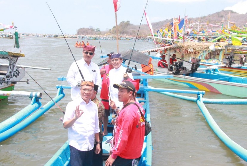 Bupati Banyuwangi, Abdullah Azwar Anas (kedua kanan, memegang kail) saat membuka Fishing Festival di Pantai Grajagan, Banyuwangi, Sabtu (21/9).