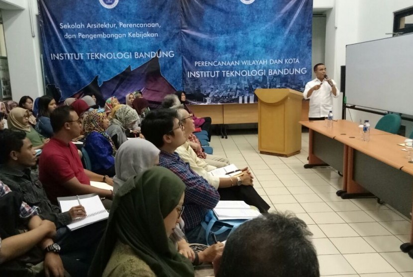 Bupati Banyuwangi, Abdullah Azwar Anas, melakukan presentasi tentang pengembangan Banyuwangi di ITB, Kamis (18/1).