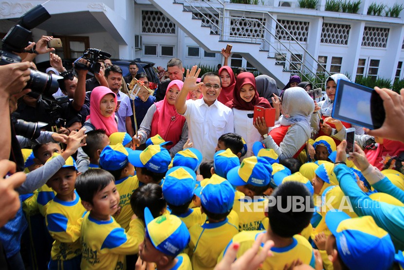 Bupati Banyuwangi Abdullah Azwar Anas menemui guru dan anak-anak sekolah Paud di Kantor Bupati Banyuwangi, Jawa Timur, Senin (8/1).