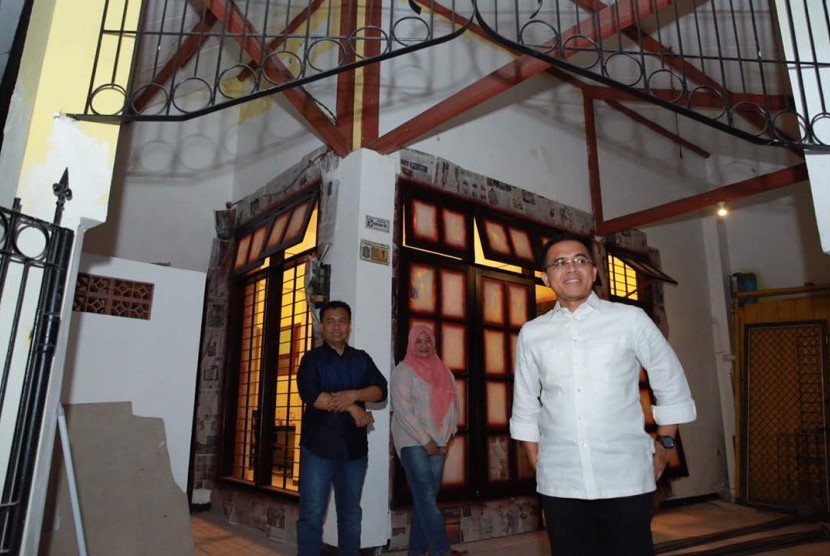 Bupati Banyuwangi, Abdullah Azwar Anas, mengecek rumah singgah di Surabaya.