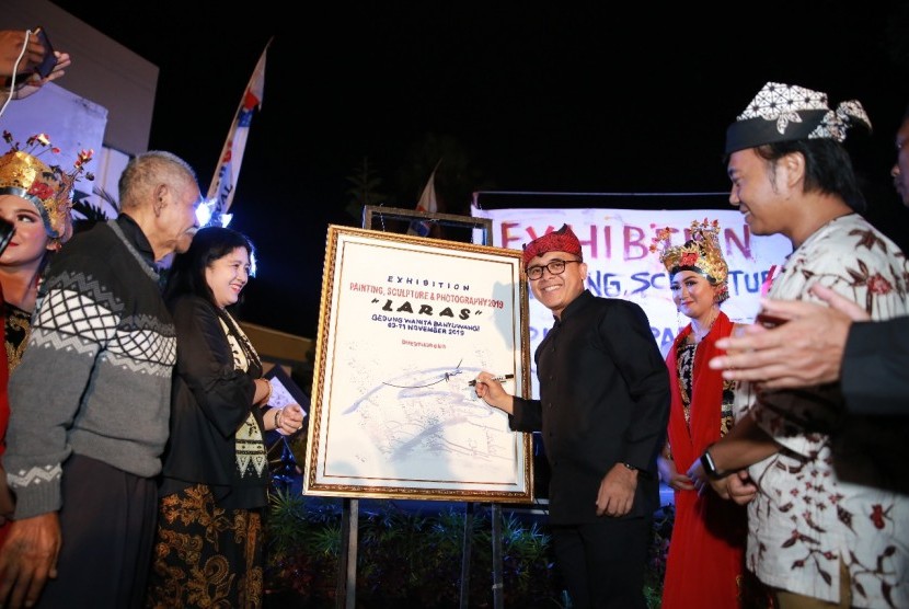 Bupati Banyuwangi, Abdullah Azwar Anas, saat mengunjungi pameran seni lukis, fotografi, dan seni patung di yang digelar di Gedung Wanita, Ahad (3/11) malam. Pameran ini akan berlangsung dari tanggal 3-11 November 2019.