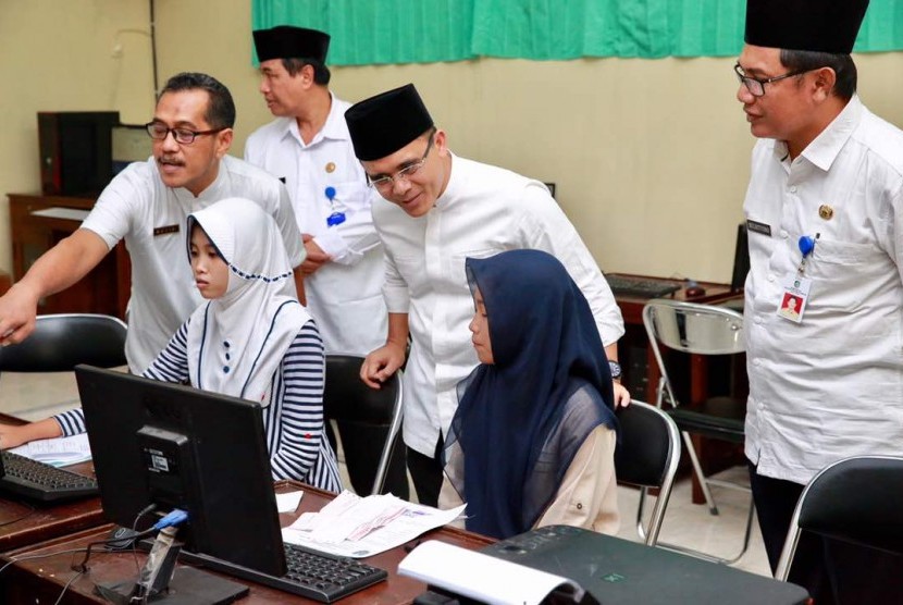 Bupati Banyuwangi Abdullah Azwar Anas (tengah) saat membuka pendaftaran beasiswa Banyuwangi Cerdas.