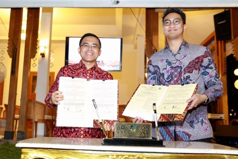 Bupati Banyuwangi, Abdullah Azwar Anas, usai menandatangani MoU dengan perusahaan pengembang platform digital Gojek Indonesia, Selasa (9/10).