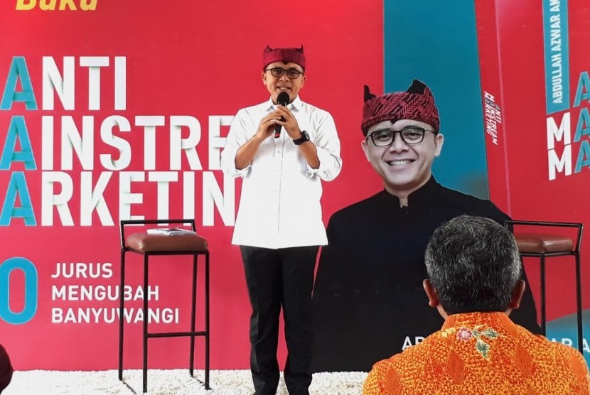 Bupati Banyuwangi Azwar Anas meluncurkan buku berjudul 'Anti Mainstream Marketing' di Dyandra Convention Hall Surabaya, Senin (14/10). Buku ini mengulas jurus-jurus yang diterapkannya dalam mengubah Banyuwangi menuju daerah inovatif