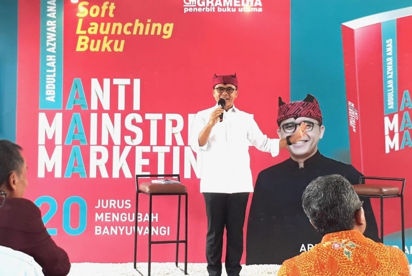 Bupati Banyuwangi Azwar Anas meluncurkan buku berjudul 'Anti Mainstream Marketing' di Dyandra Convention Hall Surabaya, Senin (14/10). Buku ini mengulas jurus-jurus yang diterapkannya dalam mengubah Banyuwangi menuju daerah inovatif