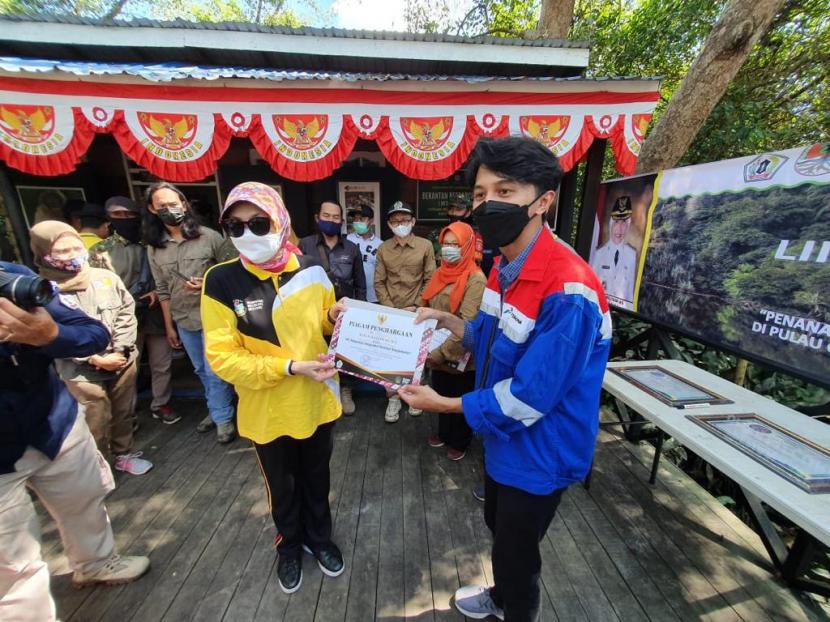 Bupati Barito Kuala, Noorliliyani AS, memberikan penghargaan kepada Pertamina atas kontribusinya dalam melestarikan habitat bekantan melalui Program Konservasi Bekantan dan Pemberdayaan Masyarakat di Kawasan Pulau Curiak Barito Kuala. 