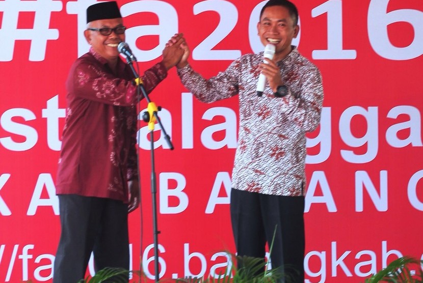Bupati Batang Yoyok Riyo Sudibyo toss  dengan Ketua DPRD Batang Imam Teguh Raharjo.