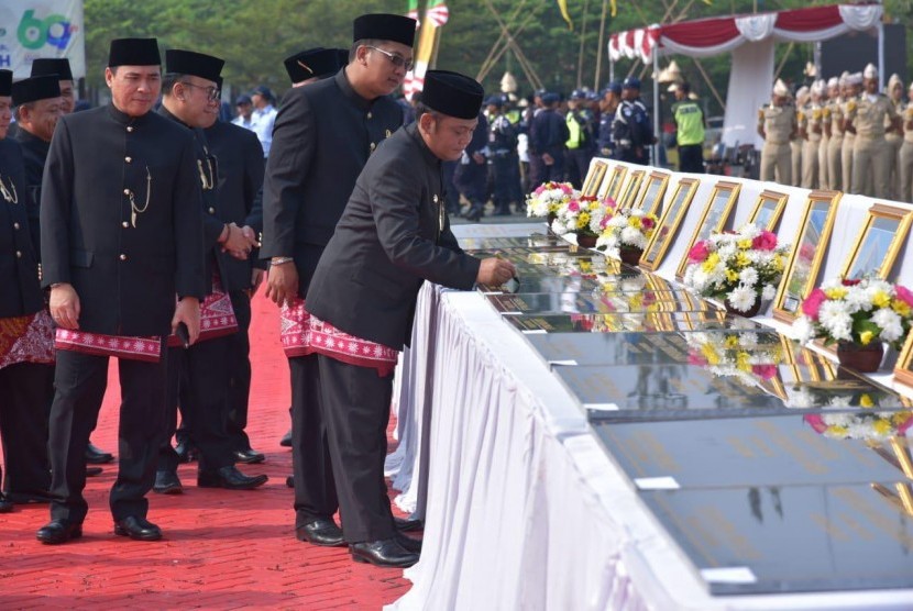 Bupati Bekasi Eka Supria Atmaja menandatangani belasan proyek pembangunan, Kamis (15/8).  