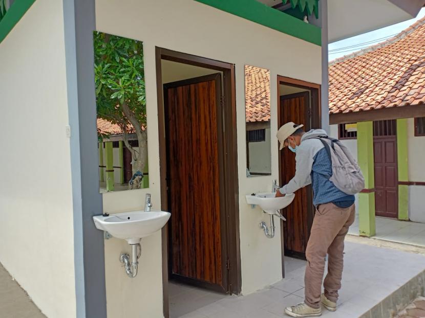 Bupati Bekasi Eka Supria Atmaja saat meninjau pembangunan toilet di SD Karang Rahardja, Kecamatan Cikarang Utara, Kabupaten Bekasi. Selasa (15/12)