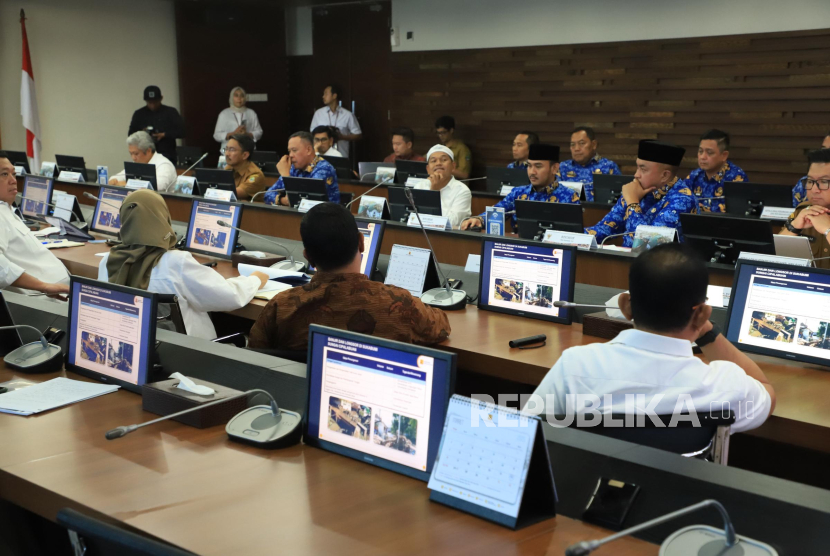 Bupati Bekasi mengikuti rapat penanggulangan banjir.