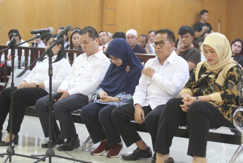 Bupati Bekasi nonaktif, Neneng Hasanah (paling kanan) yang tengah hamil tua menjalani sidang perdana di Pengadikan Tipikor Bandung, Rabu (27/2)