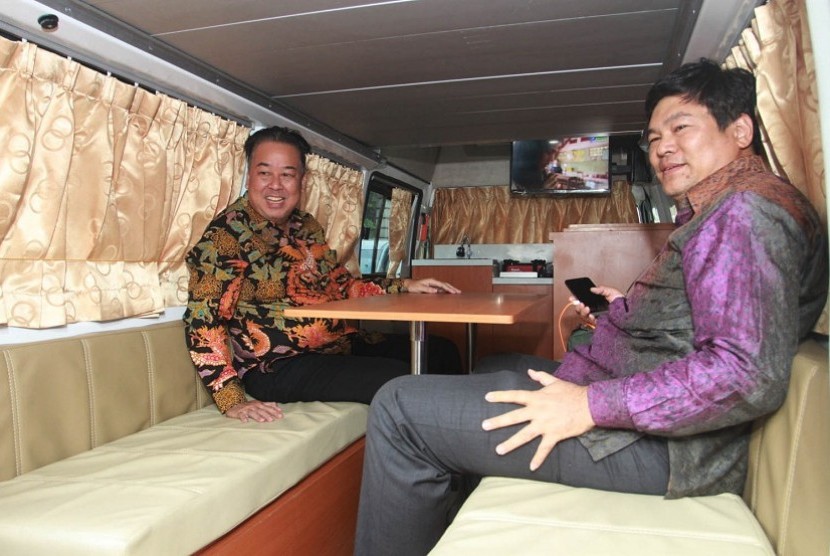 Bupati Belitung Timur Basuri Tjahaja Purnama (kanan) bersama pendiri Majesty Motorhome, Nugroho Setio mencoba fasilitas Majesty Motorhome saat peluncurannya di Jakarta, Jumat (7/8).  Majesty Motorhome adalah mobil yang menggabungkan trasportasi dan hotel b