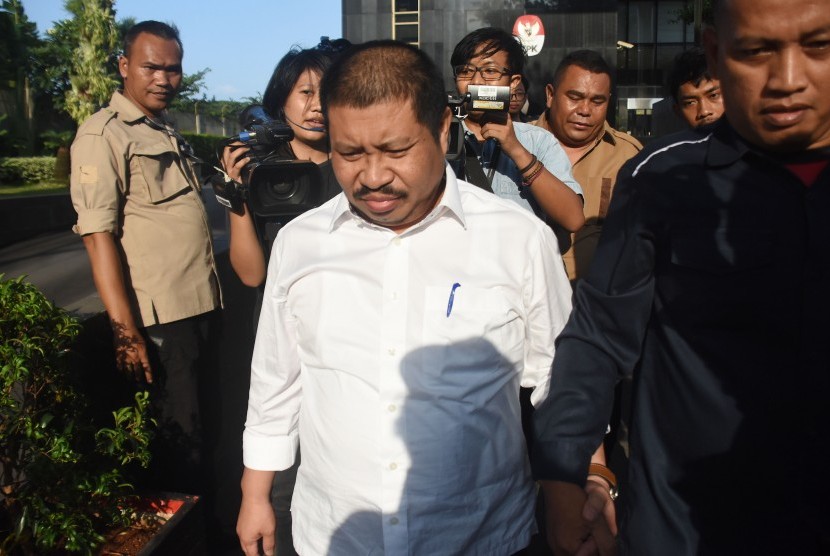 Pemeriksaan Bupati Bengkalis: Bupati Bengkalis Amril Mukminin (tengah) meninggalkan gedung KPK seusai menjalani pemeriksaan di Jakarta, Selasa (26/2/2019). 