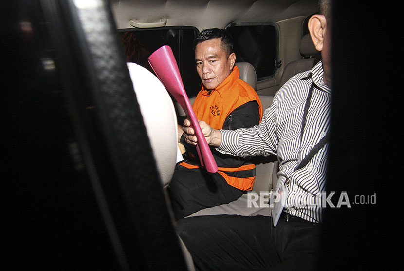 Bupati Bengkulu Selatan Dirwan Mahmud berada di dalam mobil tahanan seusai menjalani pemeriksaan di gedung Komisi Pemberantasan Korupsi (KPK), Jakarta, Rabu (16/5). 