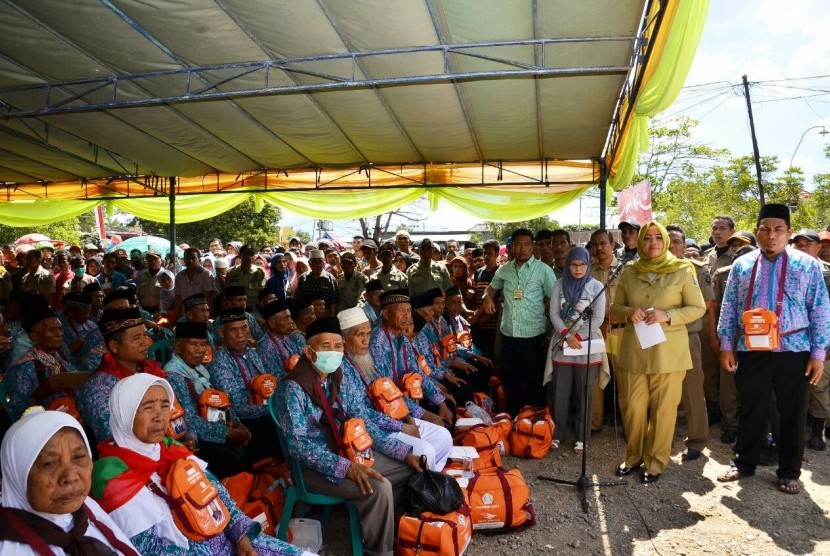 Bupati Bima, Indah Dhamayanti Putri melepas keberangkatan 375 jamaah calon haji (JCH) asal Kabupaten Bima di halaman Kantor Bupati Bima pada Senin (21/8). 