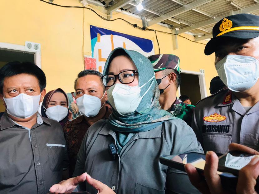 Bupati Bogor Ade Munawaroh Yasin (tengah). Kasus Operasi Tangkap Tangan Ade Yasin, Wabup mengatakan malah baru mengetahuinya.