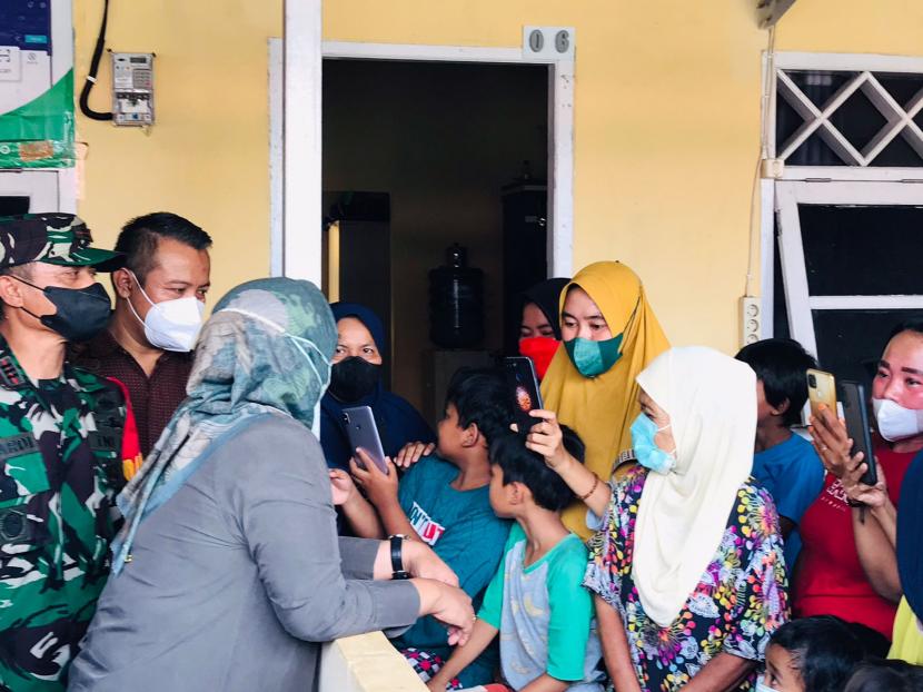 Bupati Bogor Ade Munawaroh Yasin (kanan), mengunjungi rumah anak korban kekerasan ayah tiri di Desa Ragajaya, Kecamatan Bojonggede, Kabupaten Bogor, Ahad (10/4).