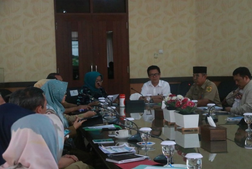 Bupati Bogor Ade Munawaroh Yasin (kiri) dan Kepala BBWS Citarum Bob Arthur Lombogia (kanan) menggelar rapat pembahasan rencana pembangunan Bendungan Cijurey dan Cibeet di Pendopo Bupati Bogor, Selasa (25/2).