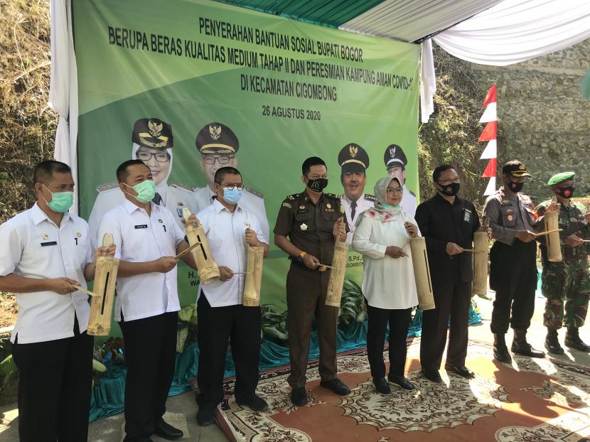 Bupati Bogor Ade Munawaroh Yasin meresmikan kampung aman Covid-19 di Kampung Tambakan, Desa Wates Jaya, Kecamatan Cigombong, Kabupaten Bogor, Jawa Barat pada Rabu (26/8).