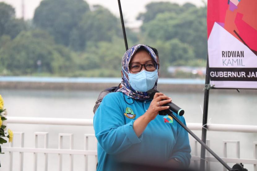 Bupati Bogor Ade Munawaroh Yasin saat meresmikan Alun-Alun Cirimekar di Cibinong, Kabupaten Bogor, Jawa Barat pada 30 November 2021.