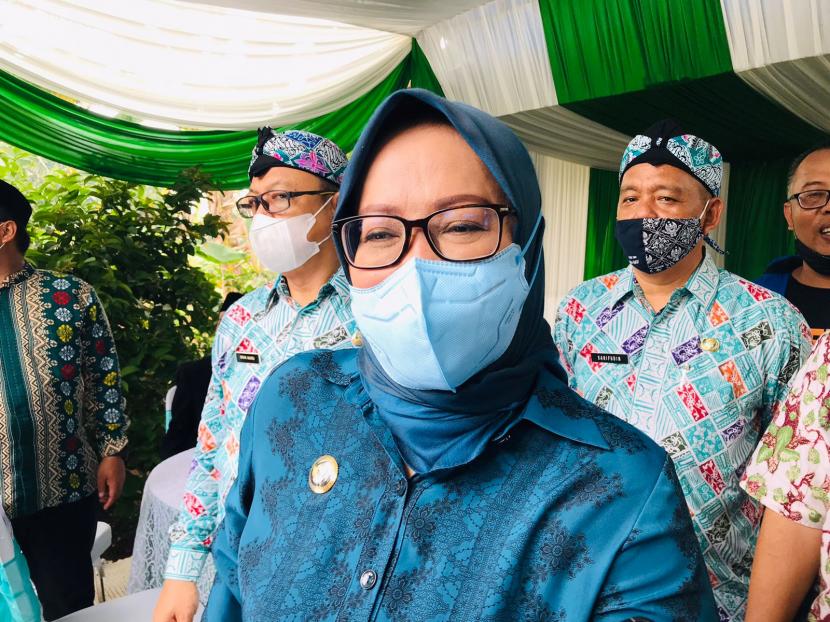 Bupati Bogor, Ade Munawaroh Yasin usai meninjau program Samisade di Desa Pasir Gaok, Kecamatan Ranca Bungur, Kabupaten Bogor, Jumat (15/10). 