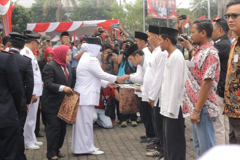 Bupati Bogor Ade Yasin, bertindak sebagai inspektur upacara dalam peringatan HUT RI ke-74 Republik Indonesia di Lapangan Tegar Beriman, Sabtu (17/8).