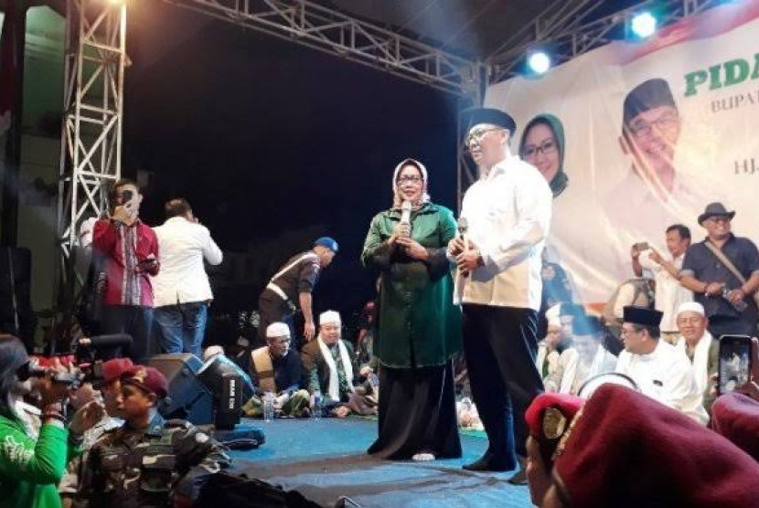 Bupati Bogor, Ade Yasin dalam sebuah acara dengan para ulama.