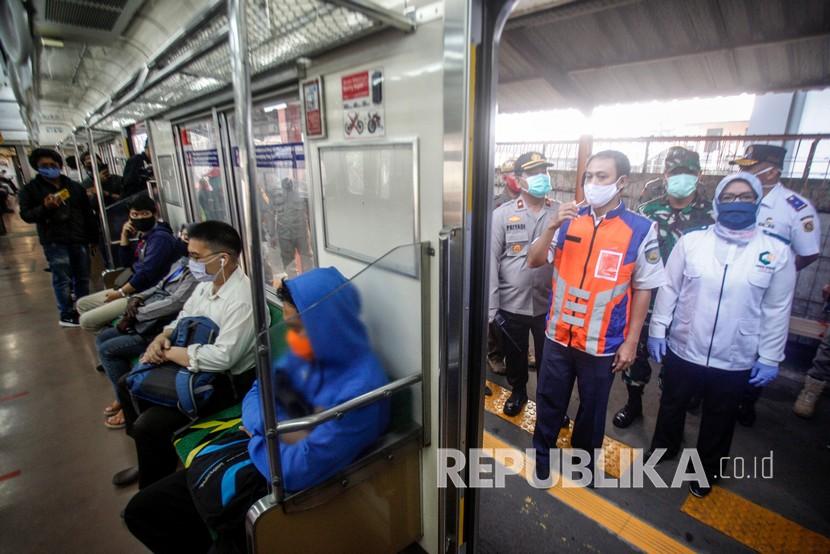 Bupati Bogor Ade Yasin (kanan) memantau operasional perjalanan KRL Commuter Line di Stasiun Bojonggede, Jawa Barat, Senin (20/4). 