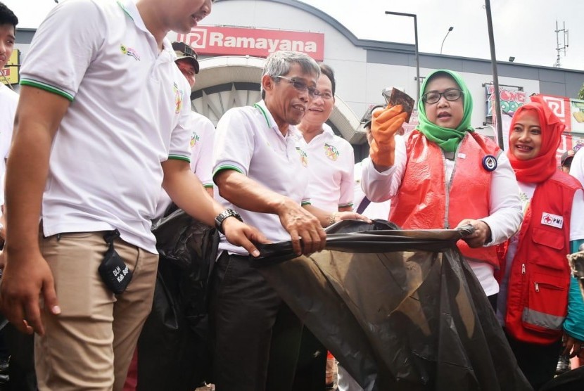 Bupati Bogor Ade Yasin memakai baju plastik dalam rangkaian kegiatan Hari Peduli Sampah Nasional (HPSN) di Cibinong, Ahad (24/2).