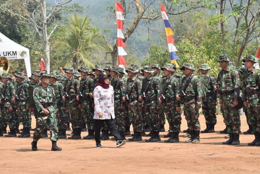 Bupati Bogor, Ade Yasin menjadi Inspektur Upacara Pembukaan TNI Manunggal Membangun Desa (TMMD) ke 106 di lapangan Babakan Kadu, Desa Buanajaya, Kecamatan Tanjungsari, Rabu (2/10).